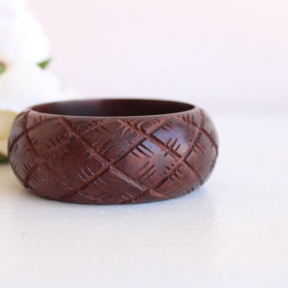 Vintage Bangle Bracelet, Brown Wood Carved Stacking Bracelet, Made in India Boho - Picture 3 of 10